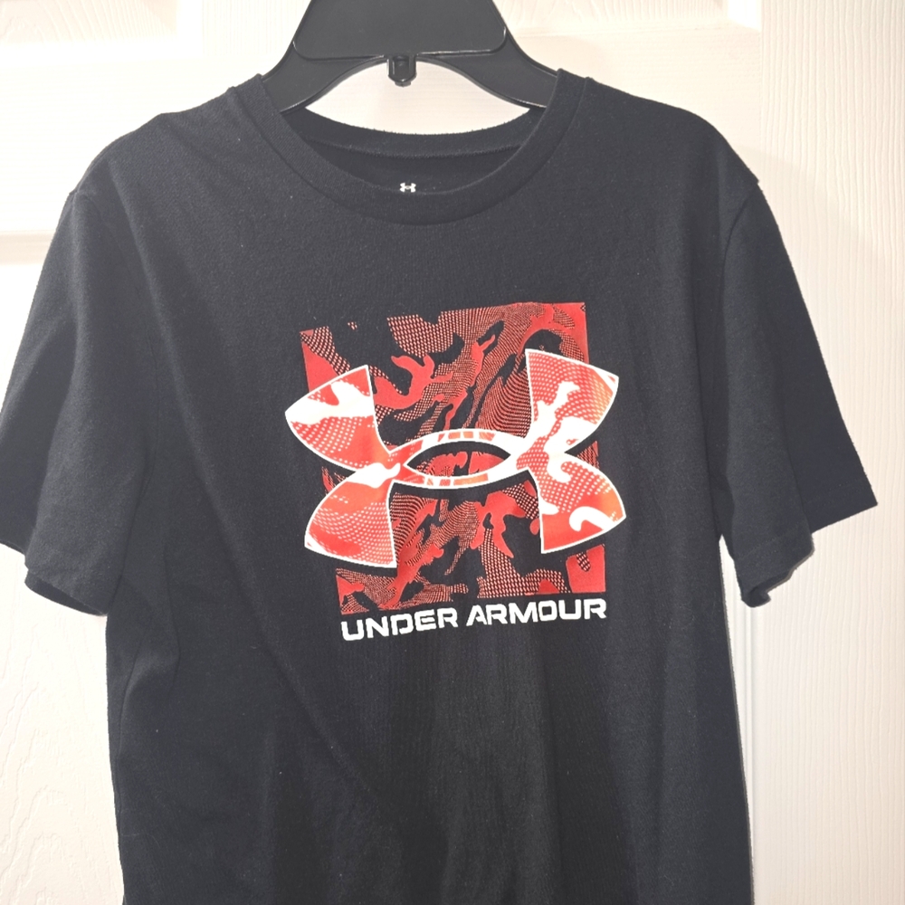 Under Armour Tee in Black and Redish Orange